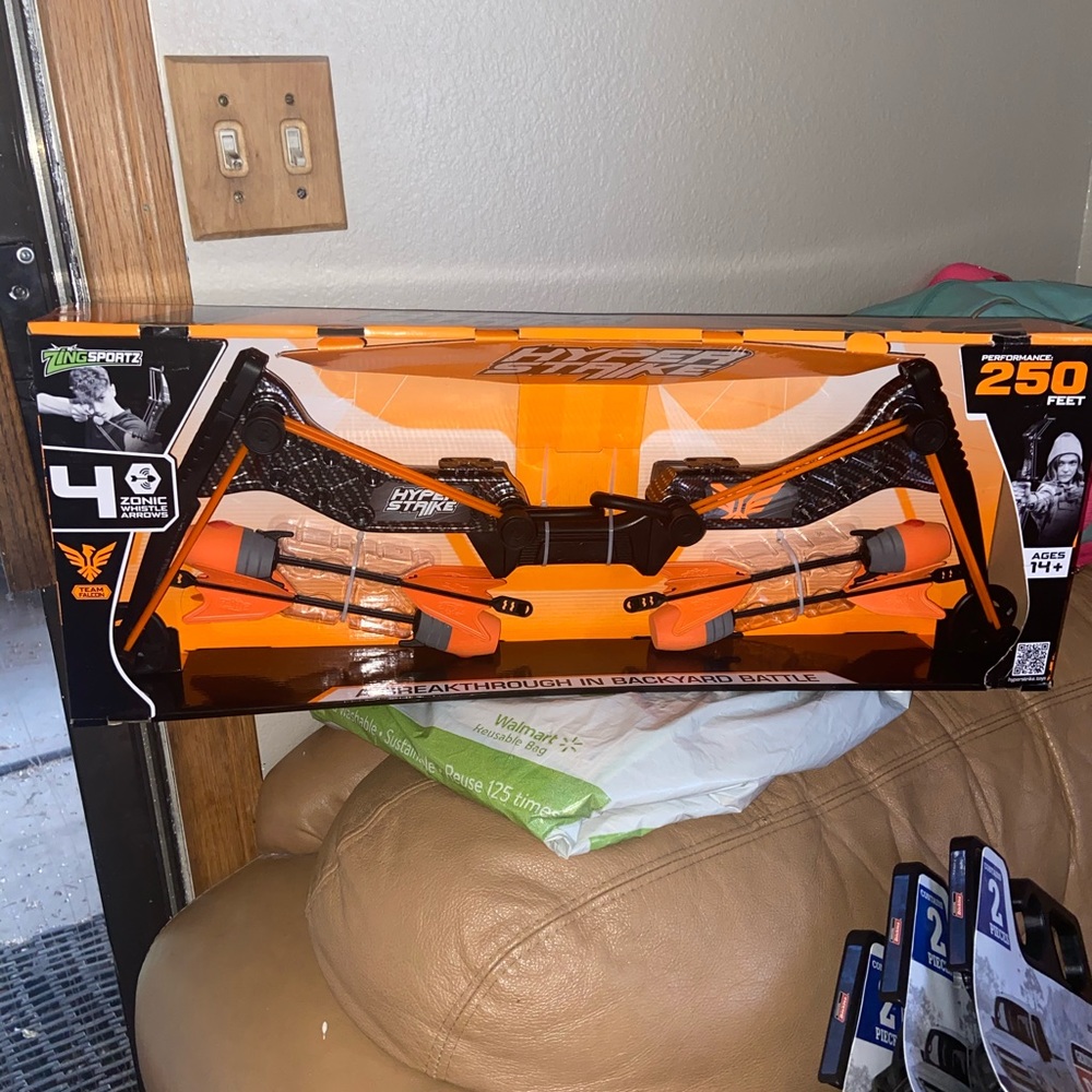 Hyper Strike Bow n Arrow shoots up to 250 ft 14 yr